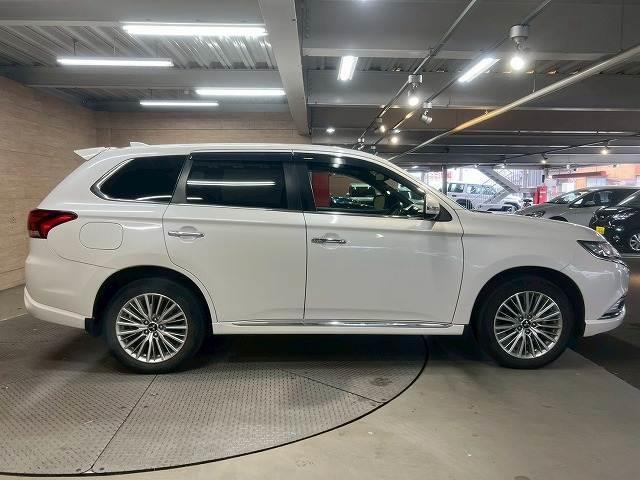 アウトランダーPHEV Gプレミアムパッケージ 全周囲/BSM/パドルシフト/シートヒーター/ナビ/クルーズコントロール/18インチアルミ/ETC/パワーシート/レザーシート/AC100V/フルセグ/衝突軽減ブレーキ/レーンディパーチャーアラート(18枚目)