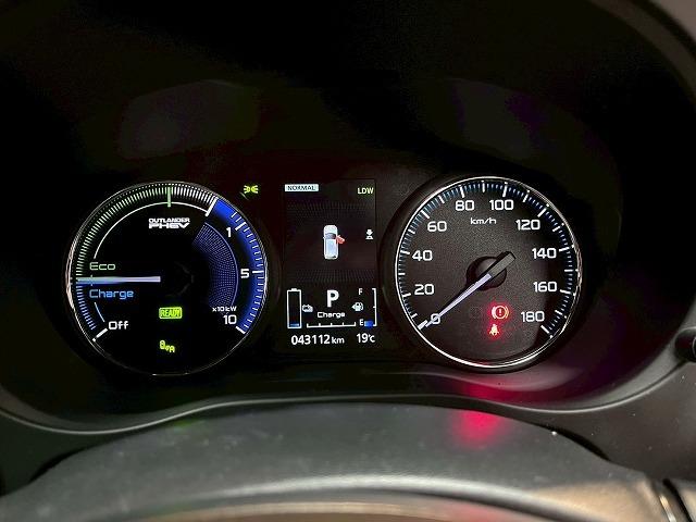 アウトランダーPHEV Gプレミアムパッケージ 全周囲/BSM/パドルシフト/シートヒーター/ナビ/クルーズコントロール/18インチアルミ/ETC/パワーシート/レザーシート/AC100V/フルセグ/衝突軽減ブレーキ/レーンディパーチャーアラート(25枚目)
