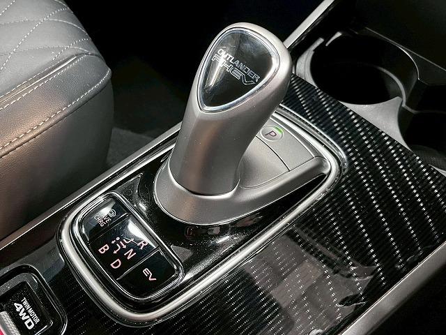 アウトランダーPHEV Gプレミアムパッケージ 全周囲/BSM/パドルシフト/シートヒーター/ナビ/クルーズコントロール/18インチアルミ/ETC/パワーシート/レザーシート/AC100V/フルセグ/衝突軽減ブレーキ/レーンディパーチャーアラート(49枚目)