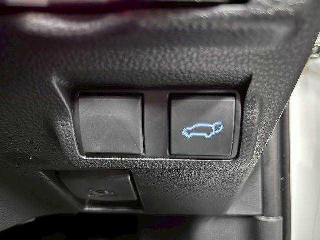 カローラクロス ハイブリッド　Ｚ　パノラマルーフ／１０．５インチナビ／全周囲／ブラインドスポット／シートヒーター／レーダークルーズ／ＣＤ／ＤＶＤ／Ｂｌｕｅｔｏｏｔｈ接続／パワーシート／１８インチアルミ／衝突軽減／レーンアシスト／ＥＴＣ（8枚目）