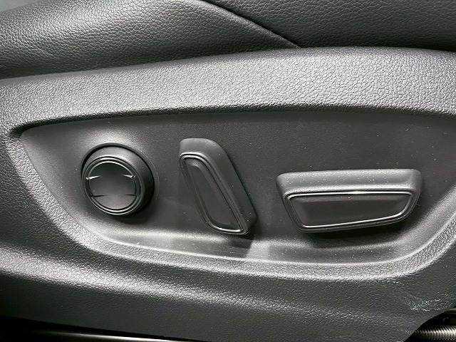 カローラクロス ハイブリッド　Ｚ　パノラマルーフ／１０．５インチナビ／全周囲／ブラインドスポット／シートヒーター／レーダークルーズ／ＣＤ／ＤＶＤ／Ｂｌｕｅｔｏｏｔｈ接続／パワーシート／１８インチアルミ／衝突軽減／レーンアシスト／ＥＴＣ（15枚目）