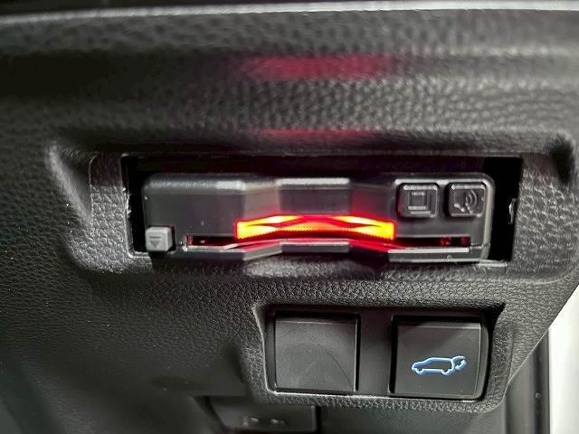 カローラクロス ハイブリッド　Ｚ　パノラマルーフ／１０．５インチナビ／全周囲／ブラインドスポット／シートヒーター／レーダークルーズ／ＣＤ／ＤＶＤ／Ｂｌｕｅｔｏｏｔｈ接続／パワーシート／１８インチアルミ／衝突軽減／レーンアシスト／ＥＴＣ（16枚目）