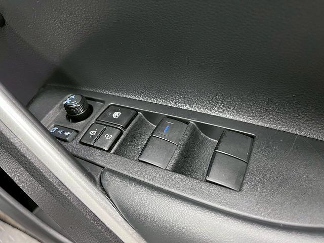 カローラクロス ハイブリッド　Ｚ　パノラマルーフ／１０．５インチナビ／全周囲／ブラインドスポット／シートヒーター／レーダークルーズ／ＣＤ／ＤＶＤ／Ｂｌｕｅｔｏｏｔｈ接続／パワーシート／１８インチアルミ／衝突軽減／レーンアシスト／ＥＴＣ（49枚目）