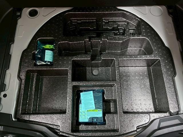 カローラクロス ハイブリッド　Ｚ　パノラマルーフ／１０．５インチナビ／全周囲／ブラインドスポット／シートヒーター／レーダークルーズ／ＣＤ／ＤＶＤ／Ｂｌｕｅｔｏｏｔｈ接続／パワーシート／１８インチアルミ／衝突軽減／レーンアシスト／ＥＴＣ（61枚目）