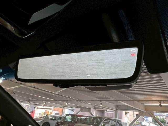 【インテリジェントルームミラー】搭載、乗員、ヘッドレスト、積載物などでさえぎられがちなルームミラーの後方視界をクリアに保ちます。