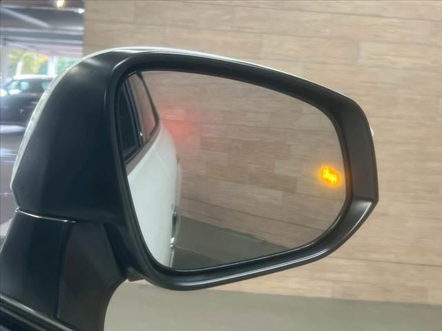 【ブラインドスポットモニター】搭載しております。隣の車線を走る車両をレーダーで検知し、死角エリアの車両の存在をお知らせします。