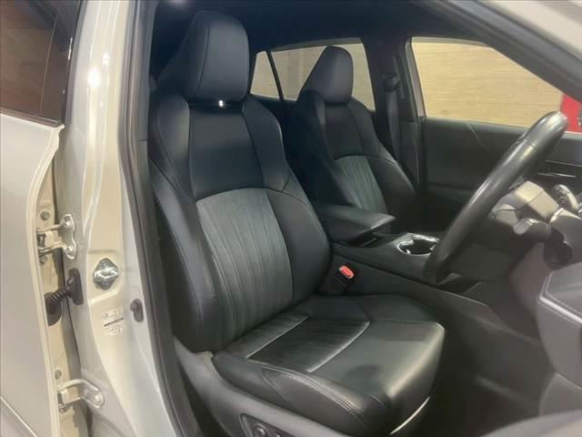 各ブランドのシートカバーの取り扱いもございます。また、弊社オリジナルフロアマットもご用意しております