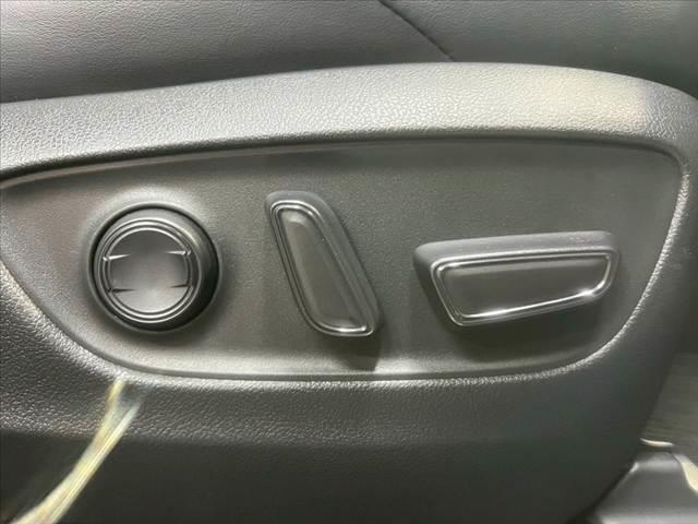 【パワーシート】は細やかな調整ができ、体格を問わずベストポジションがとれ長距離ドライブも快適です。