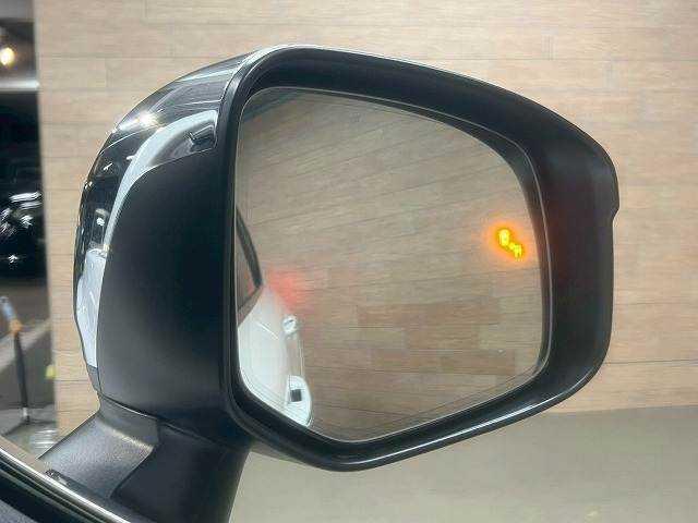 【ブラインドスポットモニター】搭載しております。隣の車線を走る車両をレーダーで検知し、死角エリアの車両の存在をお知らせします。