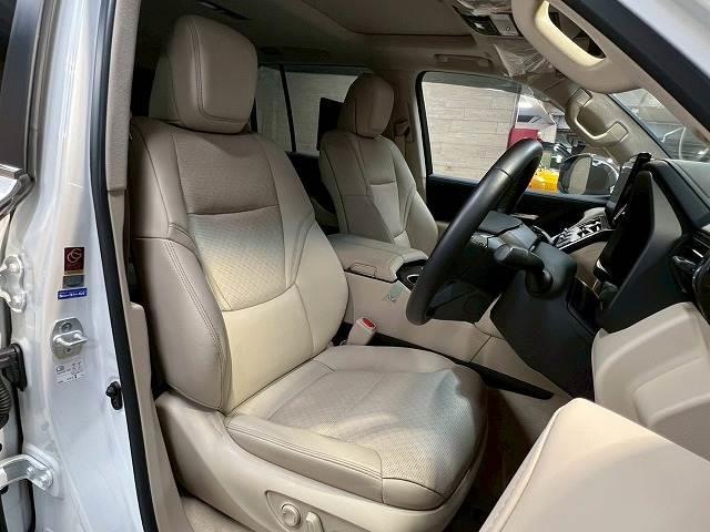 各ブランドのシートカバーの取り扱いもございます。また、弊社オリジナルフロアマットもご用意しております