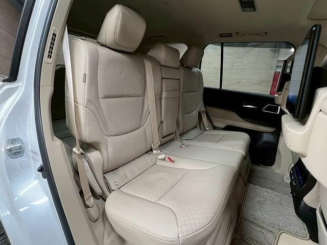 セカンドシートはリクライニング可能でくつろぎの空間。大人二人が乗っても十分なスペースが確保されております