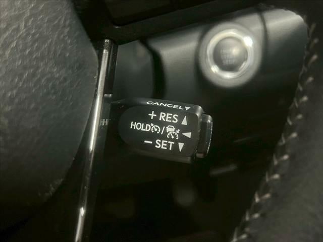 【レーダークルーズコントロール】追従型クルーズコントロールは、レーダーやビデオカメラが前方の車の状況を検知し、状況に合わせます。