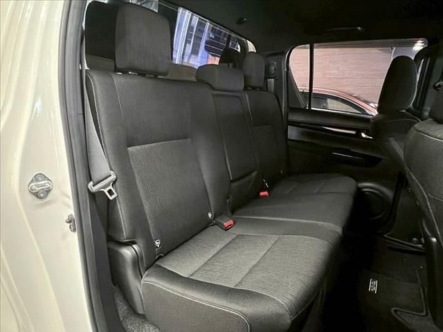 セカンドシートはリクライニング可能でくつろぎの空間。大人二人が乗っても十分なスペースが確保されております