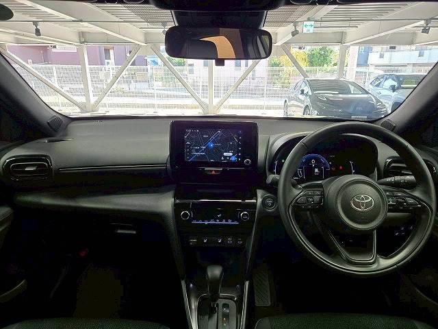 ヤリスクロス ハイブリッドＺ　ウルバーノ　全周囲カメラ／ＢＳＭ　／ナビＴＶ／シートヒーター／ハンドルヒーター／パワーシート／ＨＤＭＩ端子／レーダークルーズ／ステアリングスイッチ／ＵＳＢ端子／ＬＥＤライト／フロントフォグ／スマートキー／ＥＴＣ（3枚目）