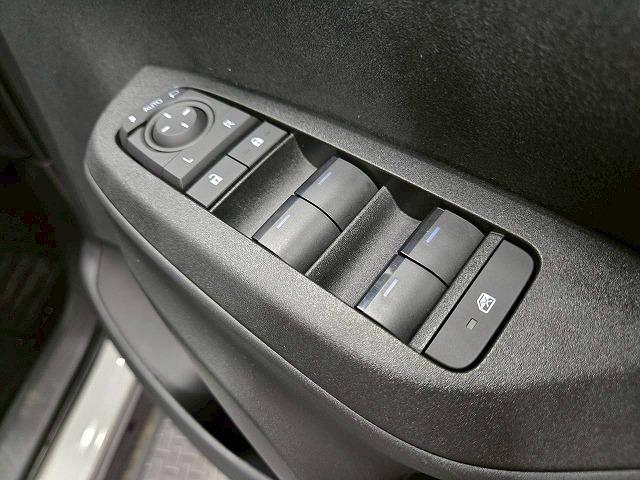 ヤリスクロス ハイブリッドＺ　ウルバーノ　全周囲カメラ／ＢＳＭ　／ナビＴＶ／シートヒーター／ハンドルヒーター／パワーシート／ＨＤＭＩ端子／レーダークルーズ／ステアリングスイッチ／ＵＳＢ端子／ＬＥＤライト／フロントフォグ／スマートキー／ＥＴＣ（42枚目）