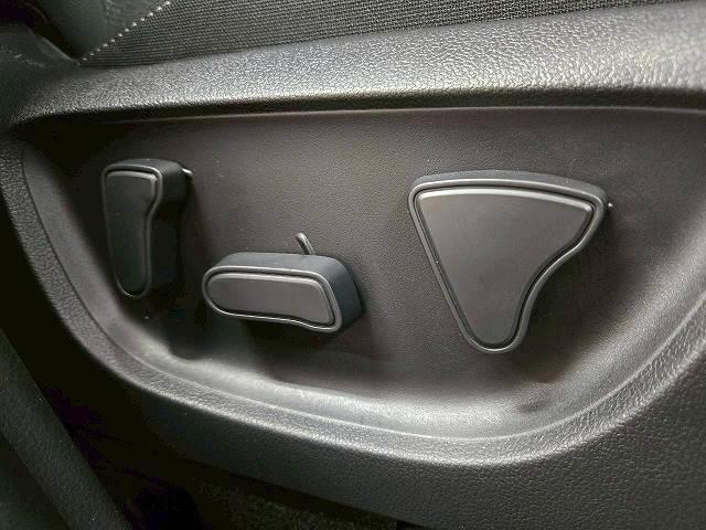 ヤリスクロス ハイブリッドＺ　ウルバーノ　特別仕様車／全周囲カメラ／ＢＳＭ　／ナビＴＶ／シートヒーター／ハンドルヒーター／パワーシート／ＨＤＭＩ端子／レーダークルーズ／ステアリングスイッチ／ＵＳＢ端子／ＬＥＤライト／フロントフォグ／ＥＴＣ（7枚目）