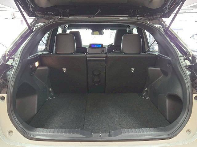 ヤリスクロス ハイブリッドＺ　ウルバーノ　特別仕様車／全周囲カメラ／ＢＳＭ　／ナビＴＶ／シートヒーター／ハンドルヒーター／パワーシート／ＨＤＭＩ端子／レーダークルーズ／ステアリングスイッチ／ＵＳＢ端子／ＬＥＤライト／フロントフォグ／ＥＴＣ（33枚目）