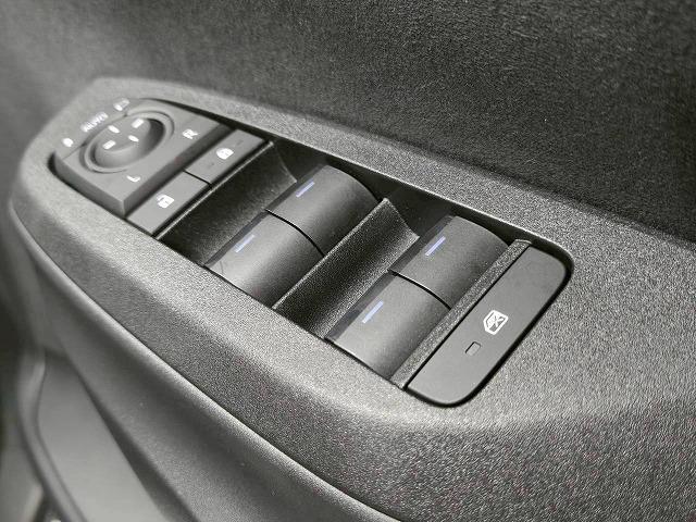 ヤリスクロス ハイブリッドＺ　ウルバーノ　特別仕様車／全周囲カメラ／ＢＳＭ　／ナビＴＶ／シートヒーター／ハンドルヒーター／パワーシート／ＨＤＭＩ端子／レーダークルーズ／ステアリングスイッチ／ＵＳＢ端子／ＬＥＤライト／フロントフォグ／ＥＴＣ（39枚目）