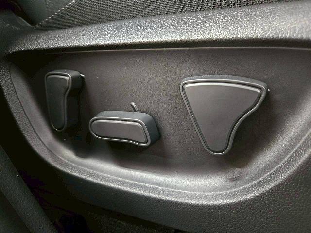 ヤリスクロス ハイブリッドＺ　ウルバーノ　特別仕様車／全周囲カメラ／ＢＳＭ　／ナビＴＶ／シートヒーター／ハンドルヒーター／パワーシート／ＨＤＭＩ端子／レーダークルーズ／ステアリングスイッチ／ＵＳＢ端子／ＬＥＤライト／フロントフォグ／ＥＴＣ（41枚目）