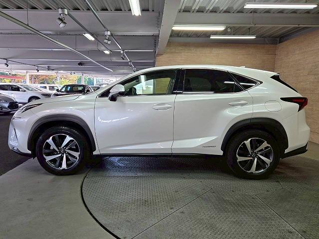 NX NX300h “version L” サンルーフ/全周囲/シートメモリ/パドルシフト/パワーシート/Bluetooth接続/ブラインドスポット/シートヒーター/シートエアコン/オートホールド/ドライブレコーダー/衝突軽減/レーンアシスト(24枚目)