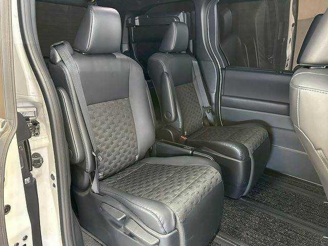 ヴォクシー Ｓ－Ｚ　後席モニター／パワーバックドア／ＢＳＭ／全周囲カメラ／パーキングアシスト／純正ナビＴＶ／両側電動スライドドア／衝突軽減ブレーキ／レーンアシスト／Ｂｌｕｅｔｏｏｔｈ／シートヒーター／後席シートヒーター（10枚目）