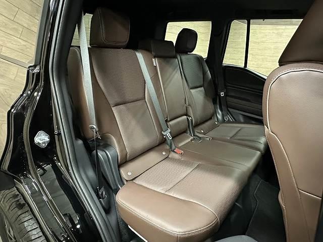 �Z�J���h�V�[�g�̓��N���C�j���O�\�ł��났�̋�ԁB��l��l������Ă��\���ȃX�y�[�X���m�ۂ���Ă���܂�