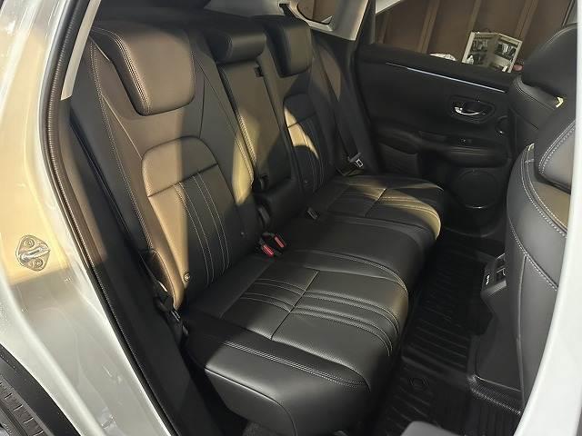 �Z�J���h�V�[�g�̓��N���C�j���O�\�ł��났�̋�ԁB��l��l������Ă��\���ȃX�y�[�X���m�ۂ���Ă���܂�