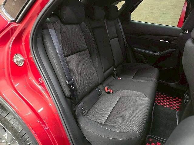 �Z�J���h�V�[�g�̓��N���C�j���O�\�ł��났�̋�ԁB��l��l������Ă��\���ȃX�y�[�X���m�ۂ���Ă���܂�