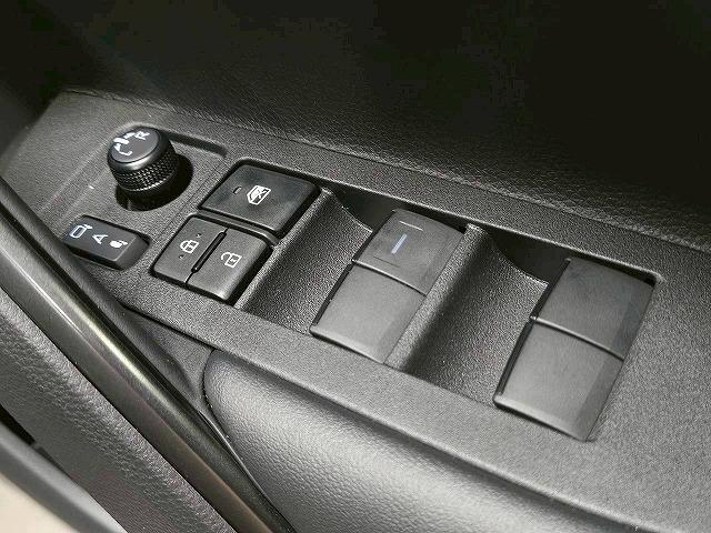 カローラクロス ハイブリッド Z モデリスタ/全周囲/シートヒーター&クーラー/BSM/10型ナビ/パーキングアシスト/レーダークルーズコントロール/パワーシート/オートハイビーム/パワーバックドア/ハーフレザーシート/ETC(43枚目)