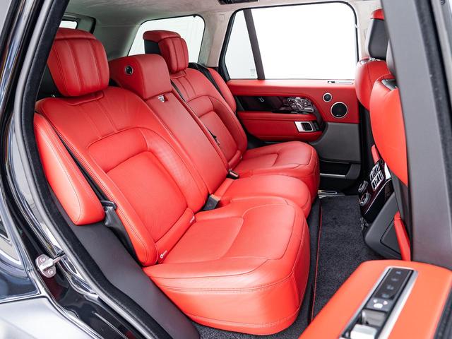 レンジローバー オートバイオグラフィー　５２５ＰＳ　認定中古車　ＳＶＯデザインパック　スライディングルーフ　ＭＥＲＩＤＩＡＮサラウンド　衝突軽減　全席シートヒーター　純正２２ＡＷ　フル液晶メーター　ナビ　赤革シート　アンビエントライト　パドルシフト（40枚目）