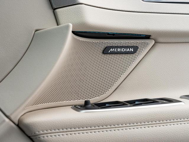 プレステージ　純正１８インチＡＷ　ＭＥＲＩＤＩＡＮ　メモリ付きパワーシート　シートヒーター・クーラー　パドルシフト　ＪＡＧＵＡＲドライブコントロール　全周囲カメラ　アダプティブクルーズ　液晶メーター(4枚目)