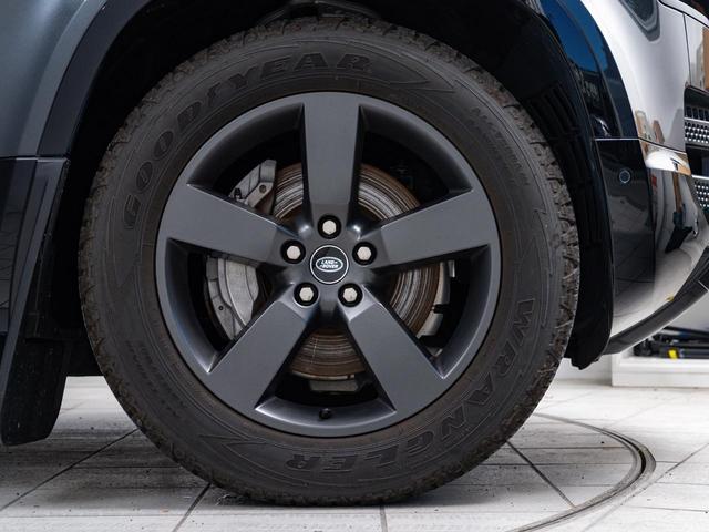 ディフェンダー １１０Ｘ－ダイナミックＨＳＥ　Ｄ３００　認定中古車　純正２０インチＡＷ　パノラミックルーフ　エアサス　前席シートクーラー　シートヒーター　ＭＥＲＩＤＩＡＮ　メモリ付きパワーシート　３Ｄサラウンドカメラ　サイドステップ　３Ｄサラウンドカメラ（3枚目）