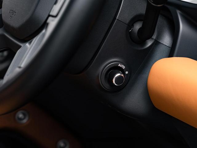 ディフェンダー １１０Ｘ－ダイナミックＨＳＥ　Ｄ３００　認定中古車　純正２０インチＡＷ　パノラミックルーフ　エアサス　前席シートクーラー　シートヒーター　ＭＥＲＩＤＩＡＮ　メモリ付きパワーシート　３Ｄサラウンドカメラ　サイドステップ　３Ｄサラウンドカメラ（9枚目）