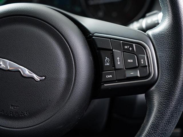 Ｅペイス ベースグレード　１８０ＰＳ　認定中古車　純正１９インチＡＷ　シートヒーター　全周囲カメラ　パワーシート　パワーテールゲート　ジャガードライブコントロール　アダプティブクルーズコントロール（8枚目）
