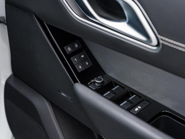 レンジローバーヴェラール R ダイナミック S P250 認定中古車 純正21インチAW MERIDIAN パノラミックルーフ シートヒーター&クーラー メモリ付きパワーシート パドルシフト パワーテールゲート テレインレスポンス 3Dサラウンドカメラ(7枚目)