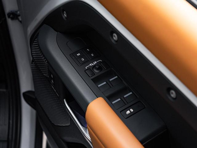 ディフェンダー １１０Ｘ－ダイナミックＨＳＥ　Ｄ３００　認定中古車　純正２０インチＡＷ　シートヒーター＆クーラー　ＭＥＲＩＤＩＡＮ　サイドステップ　メモリ付きパワーシート　アップルカープレイ　アンドロイドオート　３Ｄサラウンドカメラ（7枚目）