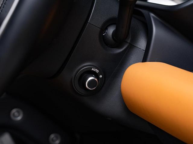 ディフェンダー １１０Ｘ－ダイナミックＨＳＥ　Ｄ３００　認定中古車　純正２０インチＡＷ　シートヒーター＆クーラー　ＭＥＲＩＤＩＡＮ　サイドステップ　メモリ付きパワーシート　アップルカープレイ　アンドロイドオート　３Ｄサラウンドカメラ（9枚目）