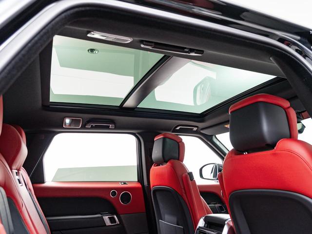 レンジローバースポーツ オートバイオグラフィーダイナミック　認定中古車　パノラミックスライディングルーフ　ＬＥＤヘッドライト　シートクーラー　シートヒーター　ステアリングヒーター　レッドレザー　純正２２インチＡＷ　ブラックパック　フル液晶メーター（4枚目）