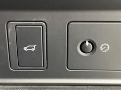 ハンズフリーパワーテールゲート『車に触れたりスマートキーのボタンに触れなくても車外からでもテールゲートを開けることができます』車両後部のセンサーがオーナー様のジェスチャーを感知します。 6