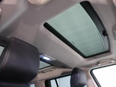明るく開放的な光を生み出し広々とした空間を演出するサンルーフ！ダークティンテッド強化ガラスは快適な車内温度を維持し日差しの影響を抑えるとともにプライバシーを保つ。電動サンブラインドも装備！ 4