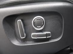 電動パワーシートですので運転中のシート調節も安全に行えます。微調整も可能ですのであなただけのドライビングポジションを実現します。 6