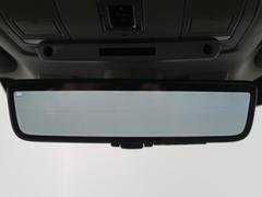 ランドローバー初のクリアサイトインテリアリアビューミラーは車体に装備したカメラによって、後方の映像がミラーに映し出されます。ミラーユニット下部のスイッチで簡単にモード切替も可能です。 4