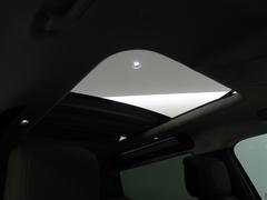 明るく開放的な光を生み出し広々とした空間を演出するガラスルーフ！ダークティンテッド強化ガラスは快適な車内温度を維持し日差しの影響を抑えるとともにプライバシーを保つ。電動サンブラインドも装備！ 6