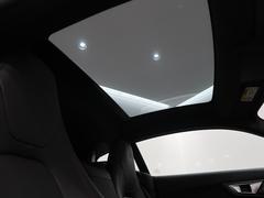 車体幅いっぱいまで広がりより多くの自然光を招き入れるパノラミックルーフ！室内に大きな開放感をもたらすと同時に、手動開閉のブラインドが差し込む光の９９％まで遮断。乗員のプライバシーも確保します。 4