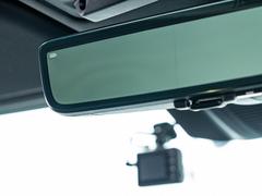 ランドローバー初のクリアサイトインテリアリアビューミラーは車体に装備したカメラによって、後方の映像がミラーに映し出されます。ミラーユニット下部のスイッチで簡単にモード切替も可能です。 5