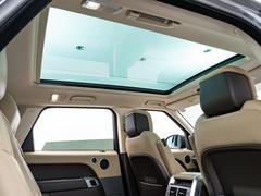 フルガラスパノラミックルーフ。車内に気持ちいい自然光が差し込み、頭上に広がる風景をお楽しみいただけます。快適な車内温度を維持し日差しから乗員とインテリアを守るダークカラーのガラス。電動ブラインド付き！ 5
