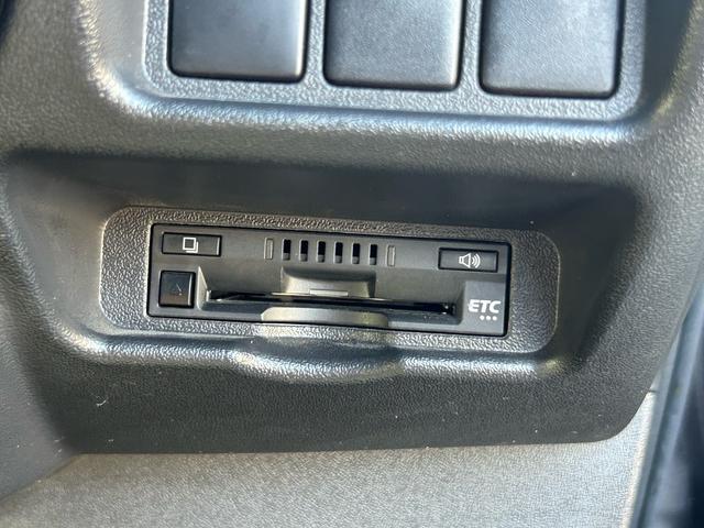 ハイエースバン スーパーGL ダークプライムII 保証付 修復歴無 禁煙車 ワンオーナー 車検2年付 スタッドレスタイヤ4本付 バックカメラ ドライブレコーダー ナビ フルセグTV Bluetooth ETC プッシュスタートCD DVD 取扱説明書(16枚目)