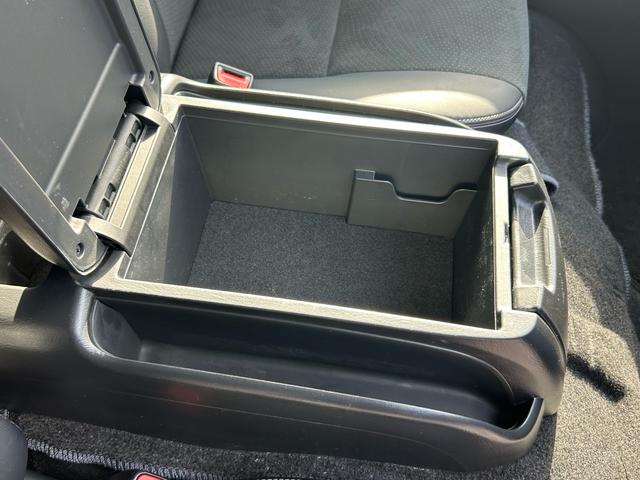 ハイエースバン スーパーGL ダークプライムII 保証付 修復歴無 禁煙車 ワンオーナー 車検2年付 スタッドレスタイヤ4本付 バックカメラ ドライブレコーダー ナビ フルセグTV Bluetooth ETC プッシュスタートCD DVD 取扱説明書(66枚目)