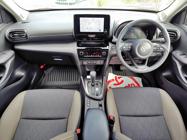 ヤリスクロス ハイブリッドＺ　ドライブレコーダー　全周囲カメラ　クリアランスソナー　オートクルーズコントロール　レーンアシスト　パワーシート　衝突被害軽減システム　ナビ　ＴＶ　オートマチックハイビーム　オートライト（2枚目）