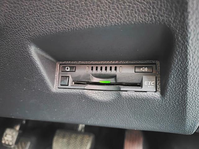 プリウス Sセーフティプラス 4WD ドライブレコーダー ETC クリアランスソナー オートクルーズコントロール パークアシスト 衝突被害軽減システム バックカメラ ナビ TV アルミホイール オートマチックハイビーム(9枚目)